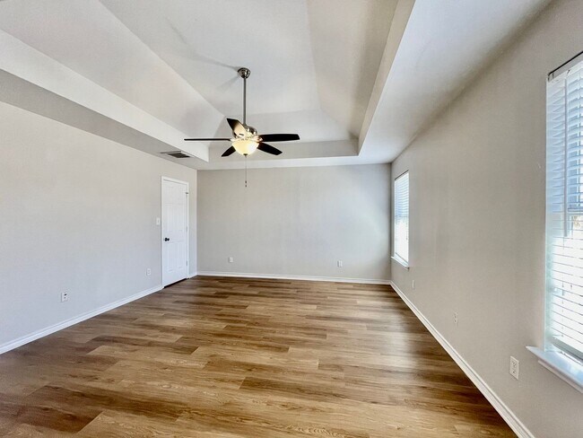 Foto del edificio - Spacious 3 Bedroom with a Fenced Yard and 2 Car Garage!