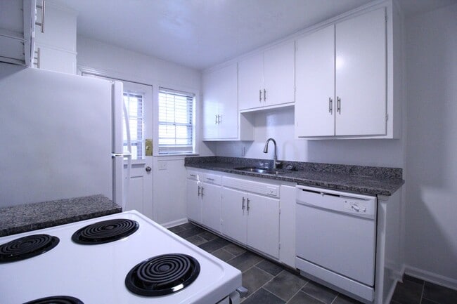 Building Photo - October FREE On This 2 Bedroom 1 Bath Dupl...