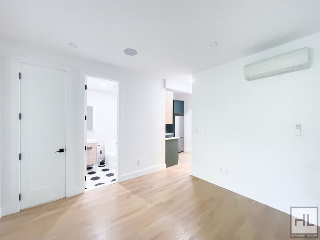 Building Photo - Stuyvesant Heights / Spacious Sunlit 3-Bed...