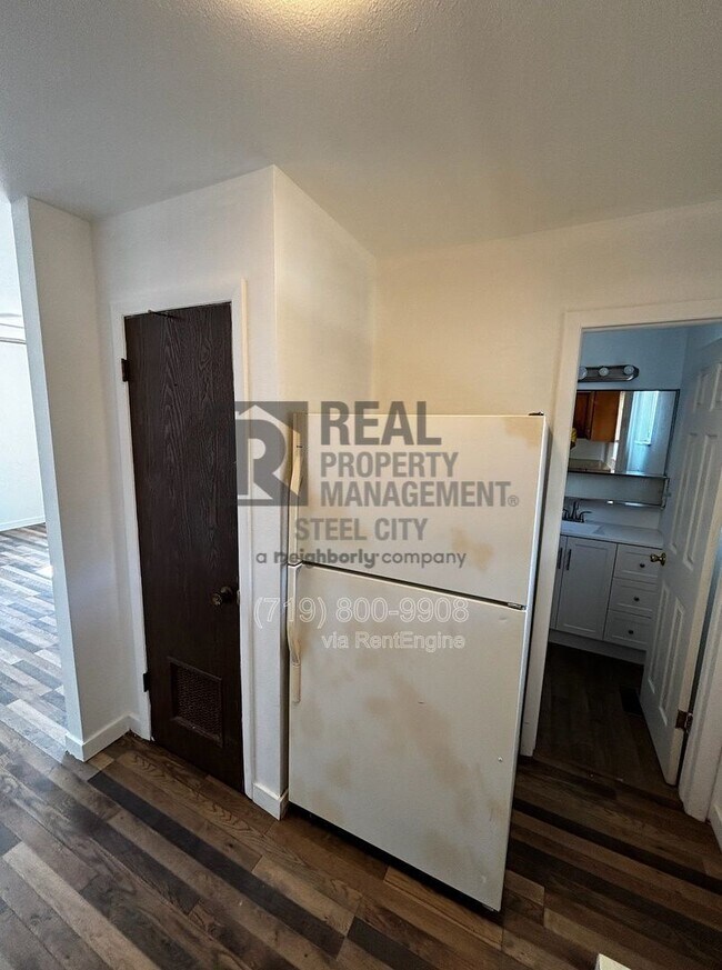 Building Photo - 910 E 9th St