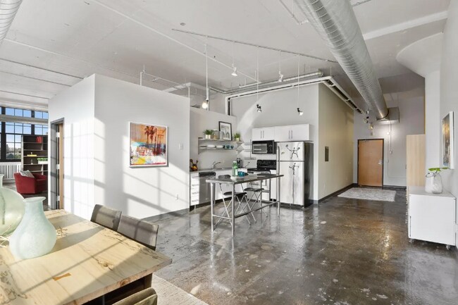 Building Photo - 500 Robert St N