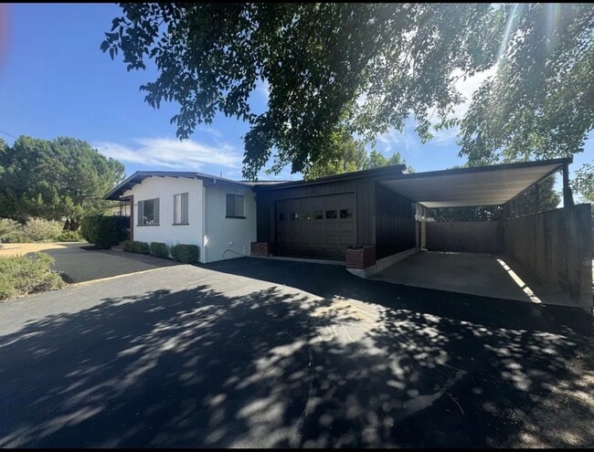 Foto del edificio - 120 Glencrest Ln