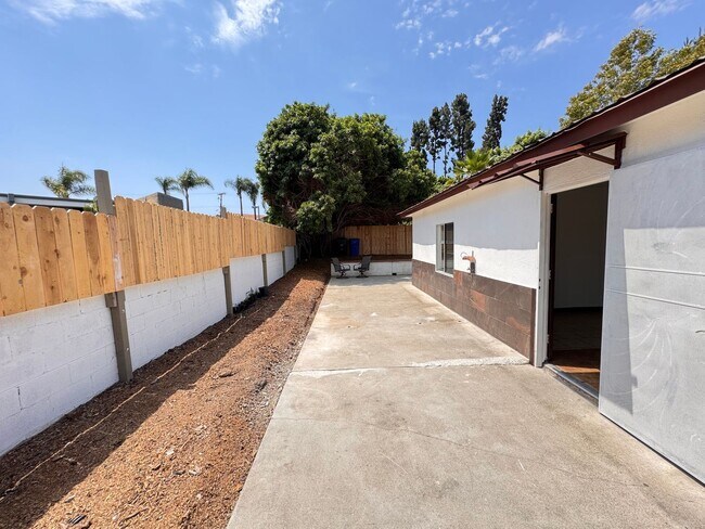 Building Photo - 1335 W Vista Way