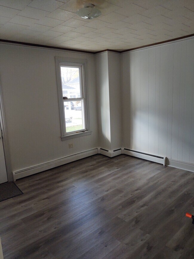 Dining Room - 336 E Derry Rd