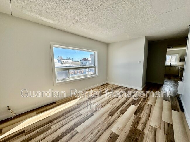 Building Photo - 141 Frederica St W