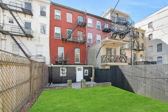 Foto del edificio - 826 Grand St
