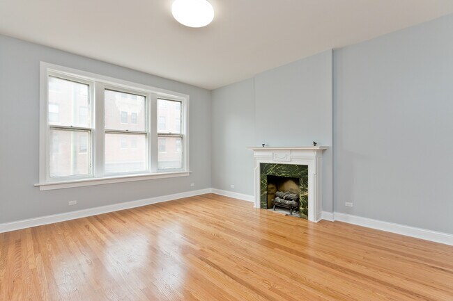 Building Photo - 3324 W Diversey Ave