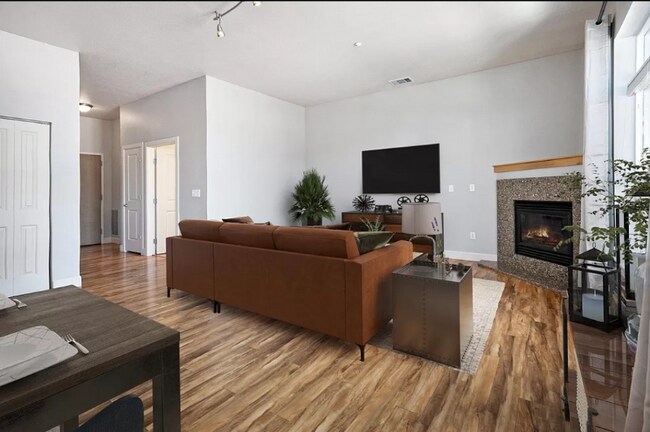 Foto del edificio - 5677 E Park Pl Ave