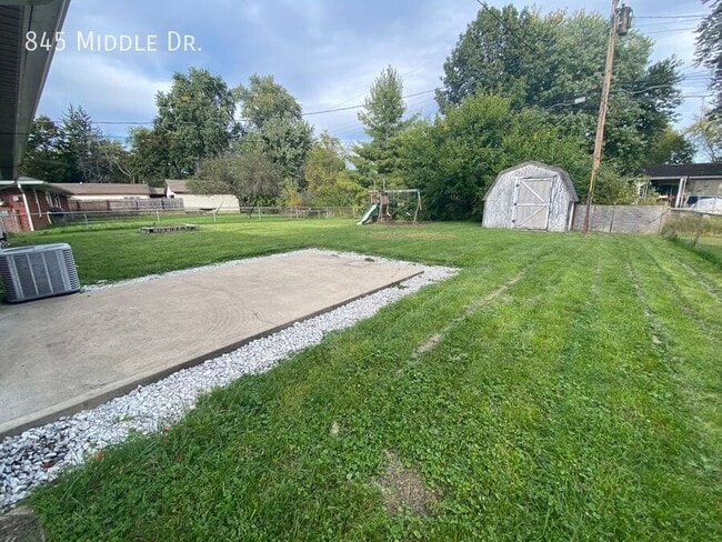 Building Photo - 845 Middle Dr