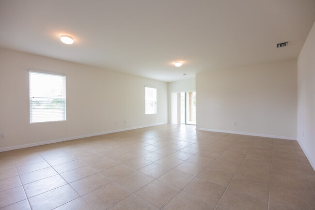 Building Photo - 1301 SW 9th Ct