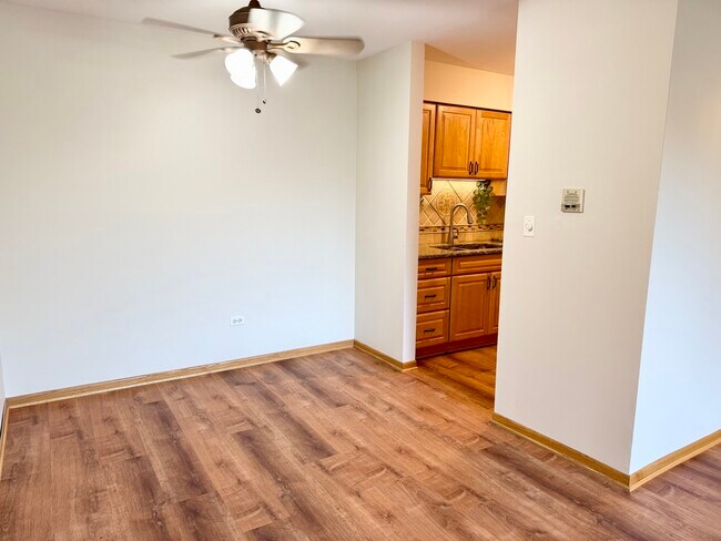 Foto del edificio - 6156 Knoll Way Dr