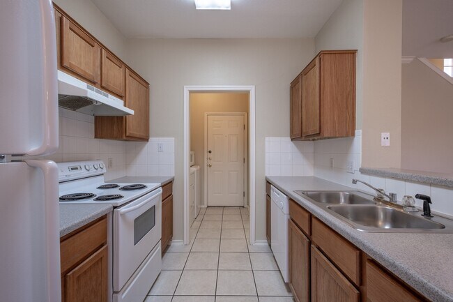 Foto del edificio - Spacious 3 Bedroom, 3.5 Bath Two-Story Dup...