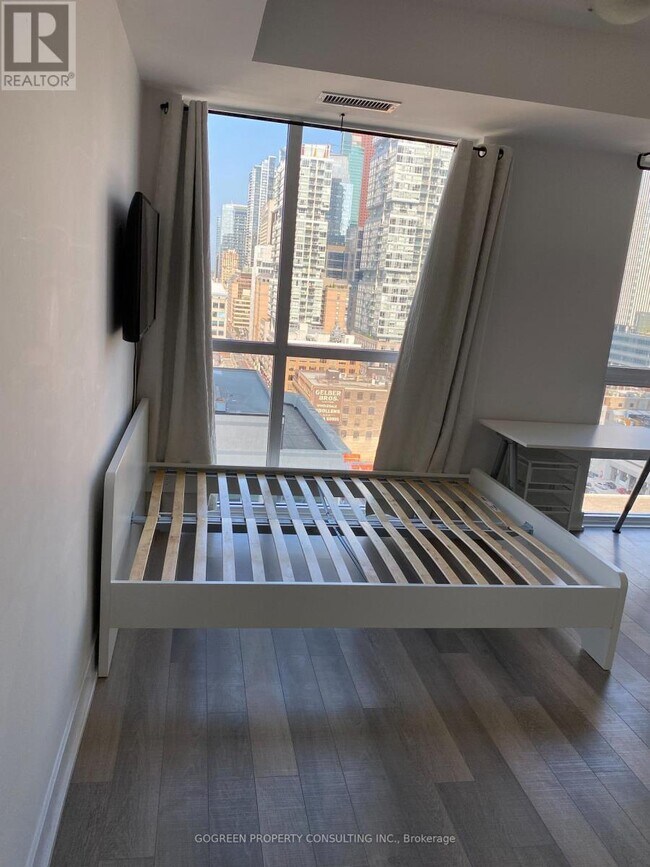 Building Photo - 318 Richmond St W