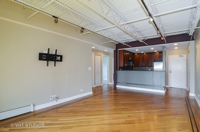 Building Photo - 3900 N Pine Grove Ave