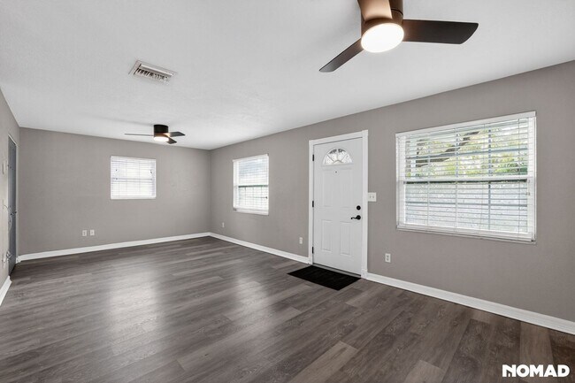 Building Photo - 516 3rd Ave NE