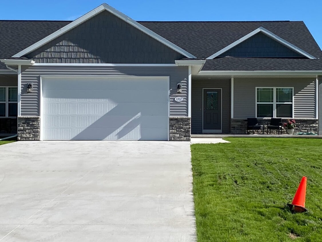 1704 Lily of the Valley Dr, Greenville, WI 54942 House Rental in Greenville, WI
