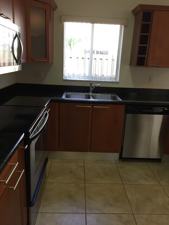 Cocina con ventana - 17802 NW 74th Ct