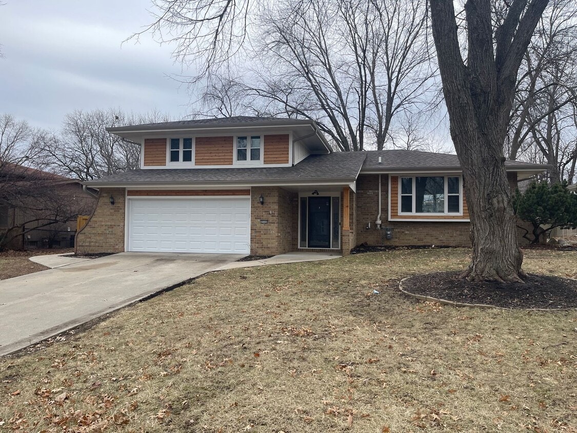 Primary Photo - Executive home for rent! Excellent locatio...