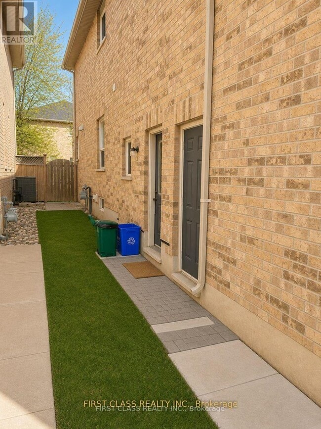 Building Photo - 2201 Stratus Dr