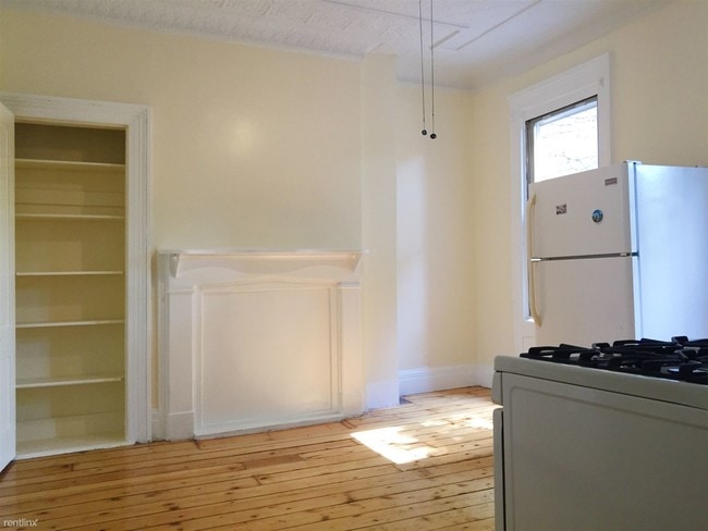 Building Photo - 683 Lorimer St