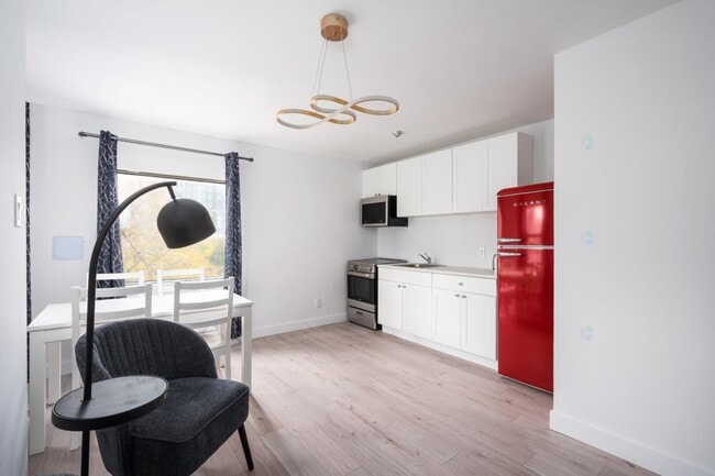 Building Photo - 1711 R. Saint-Denis