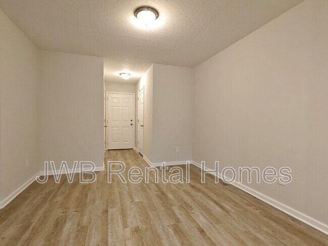 Foto del edificio - 8006 Dandy Ave