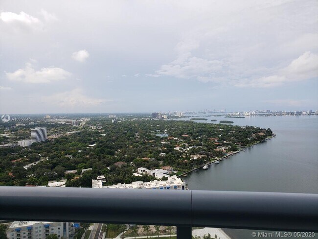 Foto del edificio - 601 NE 36th St