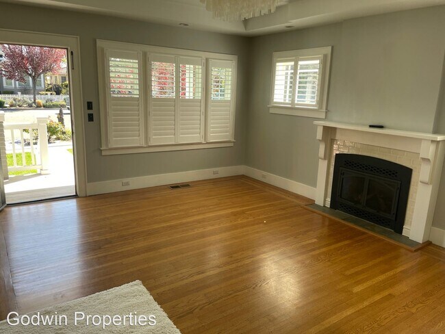 Foto del edificio - 4 br, 3 bath House - 627 L St