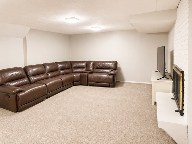 Foto del edificio - Large Basement Apartment For Rent