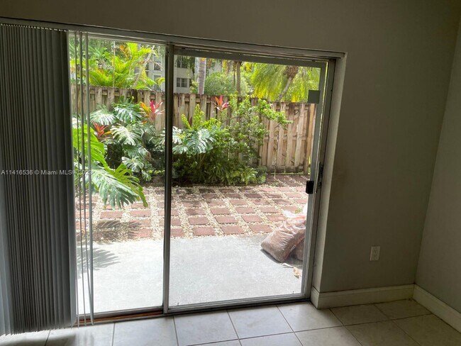 Foto del edificio - 6900 N Kendall Dr