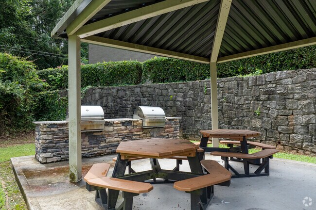 Picnic Area - zBroadway at East Atlanta