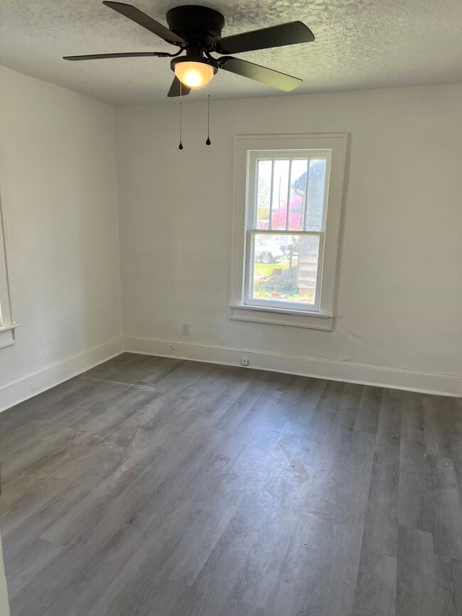 Building Photo - Recently Remodeled 3 bedroom 2 full bathro...