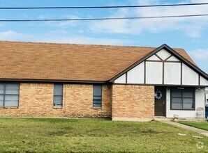 Building Photo - 111 Lindenwood Ln W