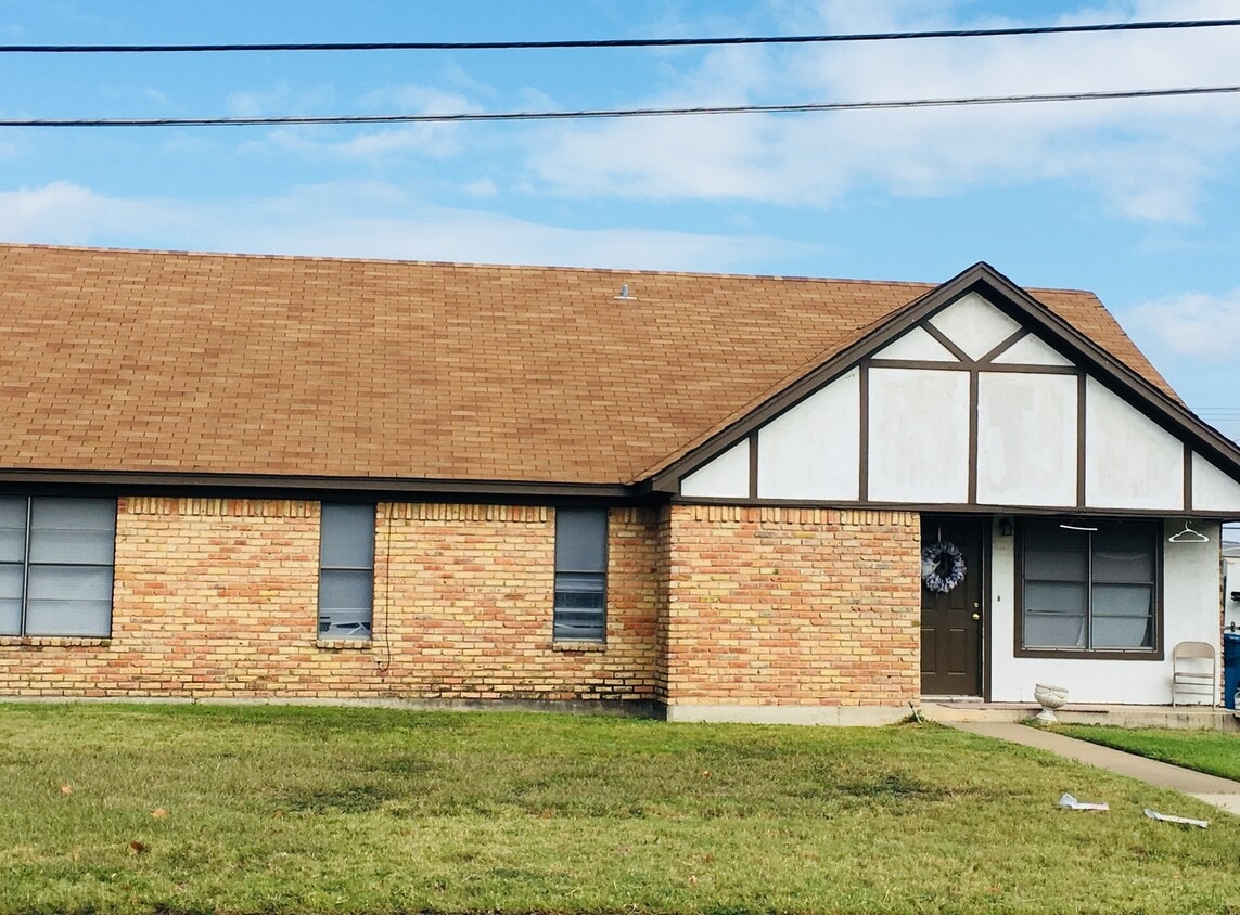 Primary Photo - 111 Lindenwood Ln W