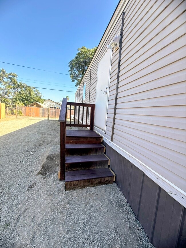 Building Photo - 415 Alameda Ave