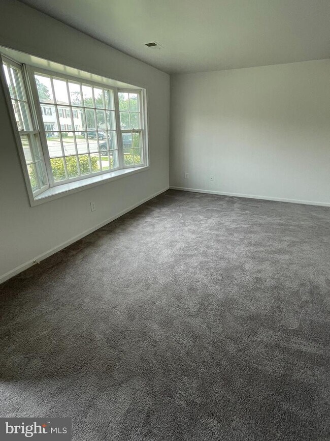 Building Photo - 325 Goose Creek Dr