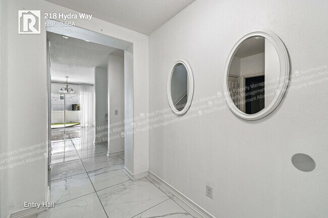 Foto del edificio - Spacious 6-Bedroom Home with Fenced Backya...