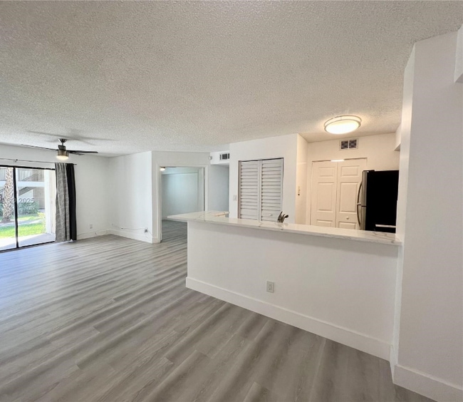 Foto del edificio - 650 S Park Rd