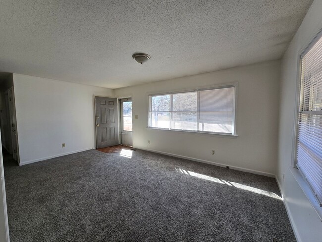 Building Photo - 1929 Crestview Dr