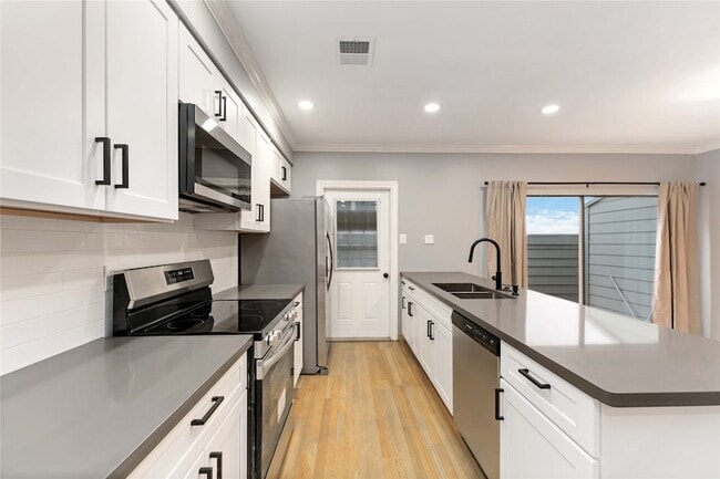 Building Photo - 2002 Fairview St