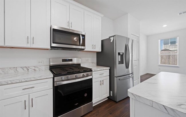 Building Photo - 25849 Hedgerow Dr