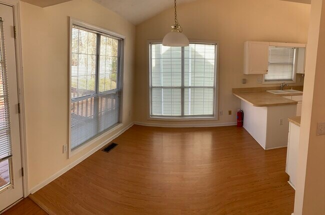 Building Photo - Great location! Sweet home!
