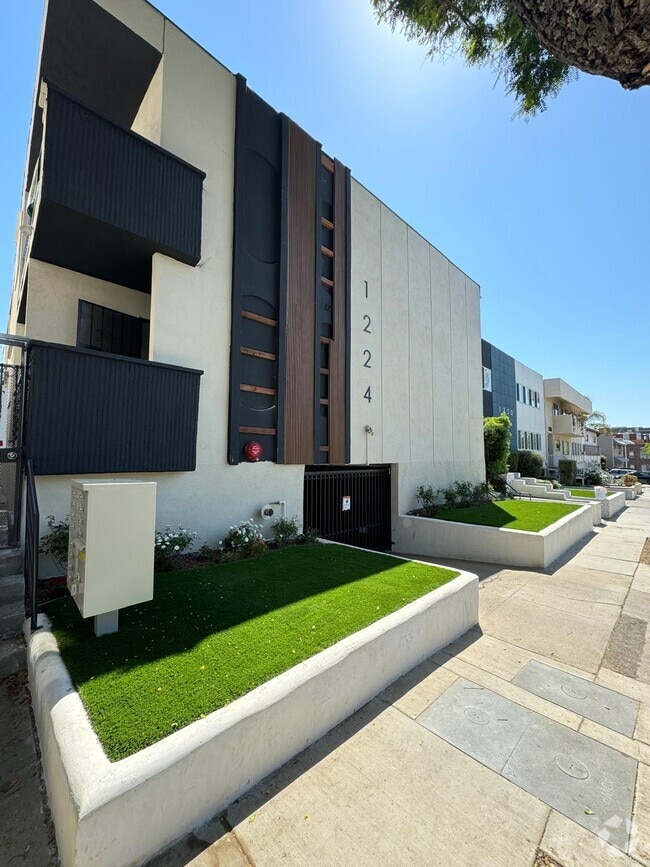 Building Photo - 1224 N Formosa