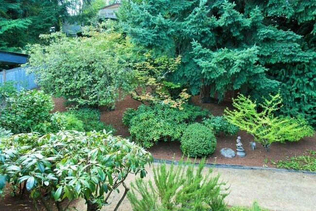 Foto del edificio - Spacious Cherry Crest Home with Exceptional Natural Light & Privacy