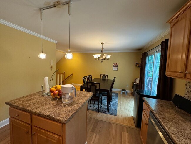 Foto del edificio - Spacious 2.5 Bed, 1.5 Bath Townhouse in Ch...