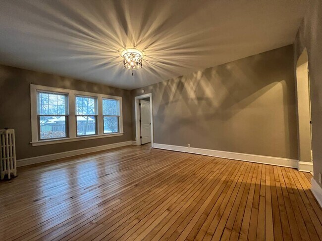 Building Photo - 2405 E Locust St