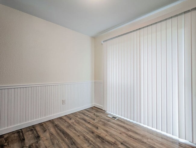 Building Photo - Move in ready 3bd/1bth Rambler W/ 1 car Ga...