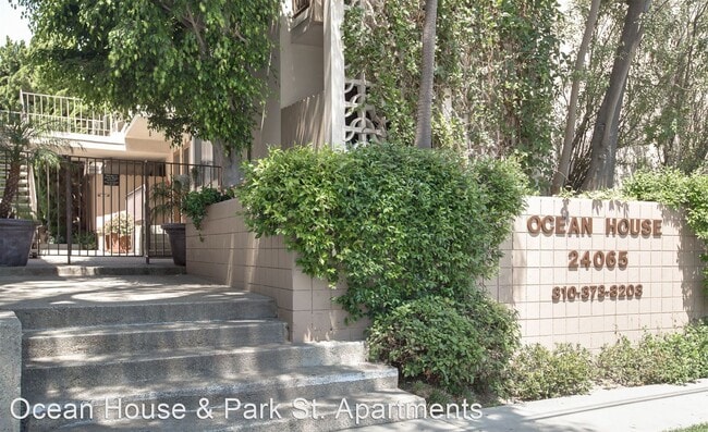https://images1.apartments.com/i2/WFKbDrgNF2OFKiyGsYm5vVHc-P8pPd7hp5hXe14p01Q/117/24065-ocean-ave-torrance-ca-primary-photo.jpg
