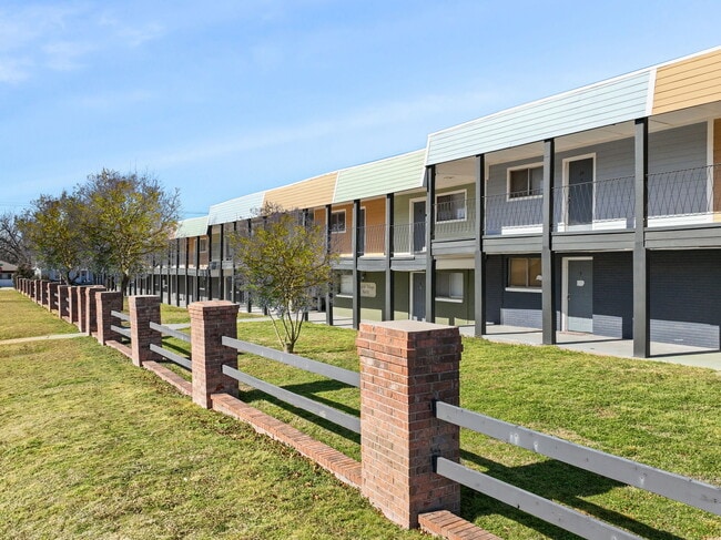 Building Photo - English Village North Apartments
