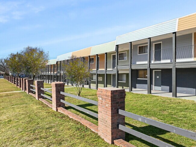 Foto del edificio - English Village North Apartments